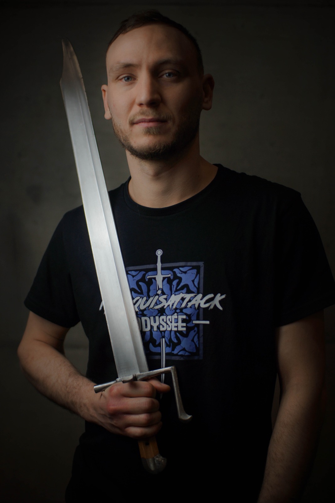 Maxence Favre tenant un Messer